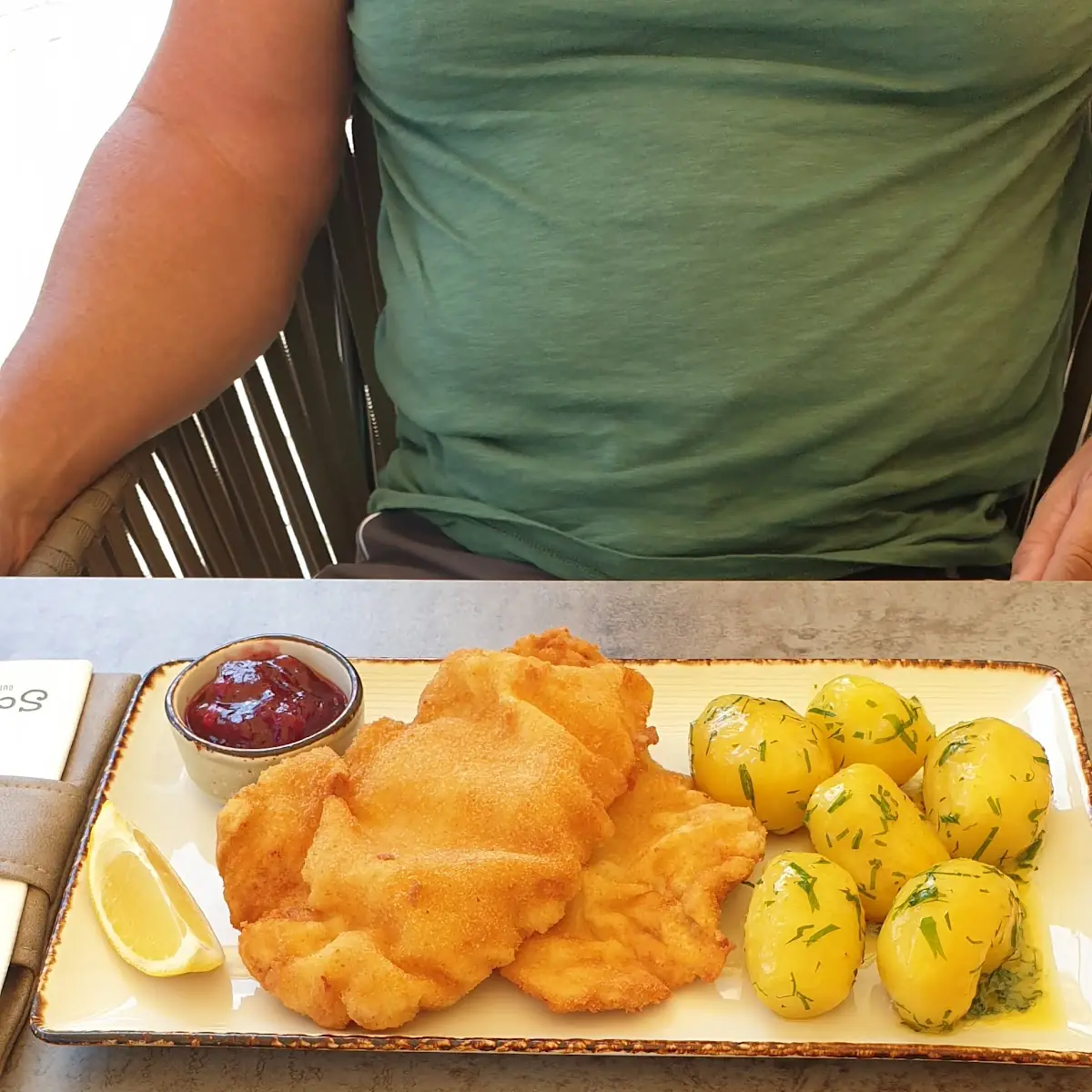 Schnitzel Mit Petersilkartoffel Und Gemischten Salat