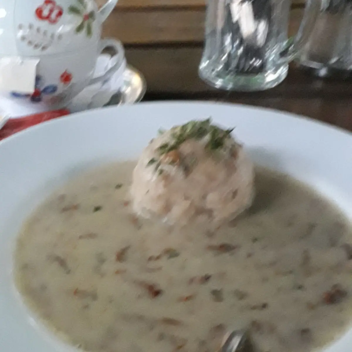 Eierschwammerl Mit Soße Und Semmelknödel