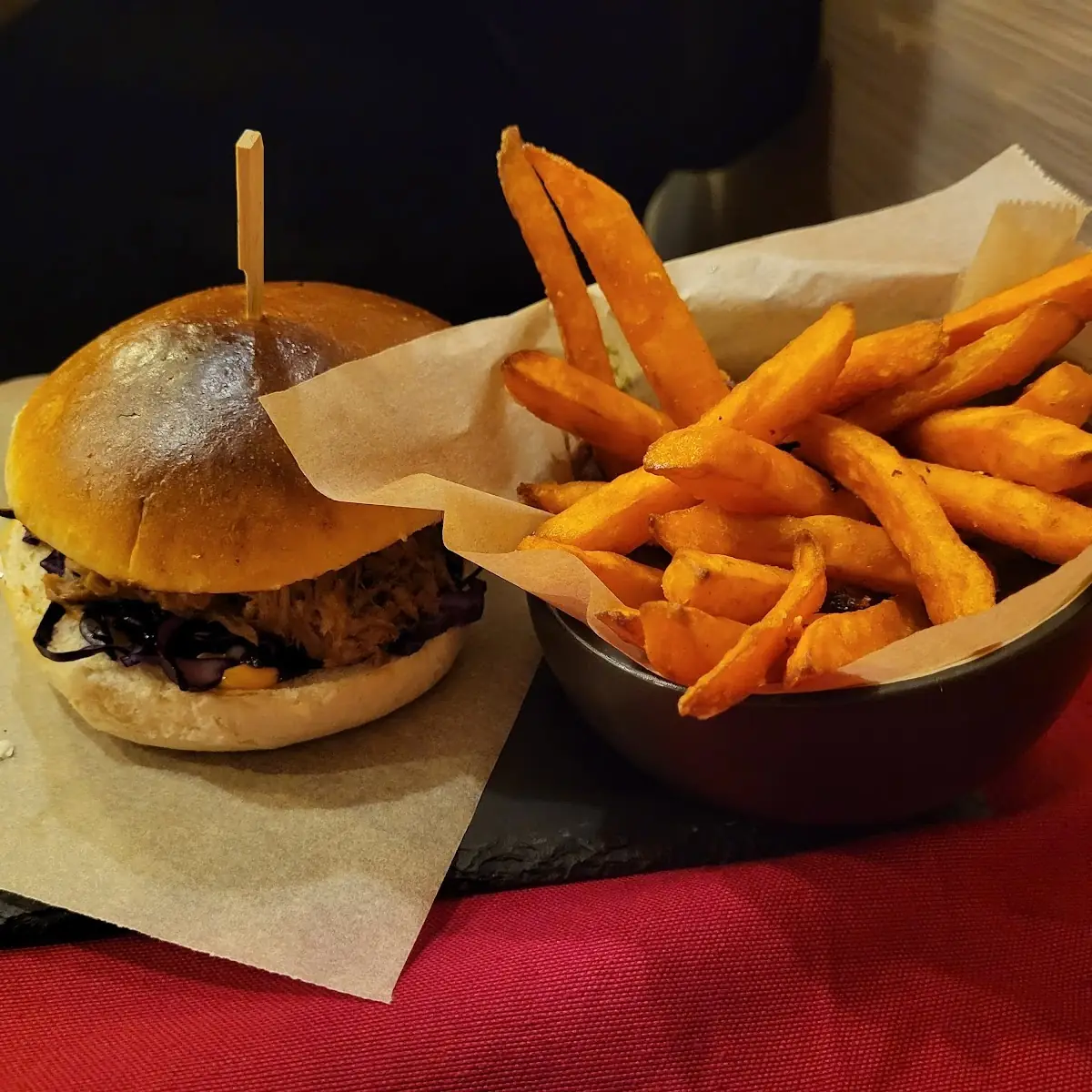 Duck Burger Mit Süßkartoffelpommes