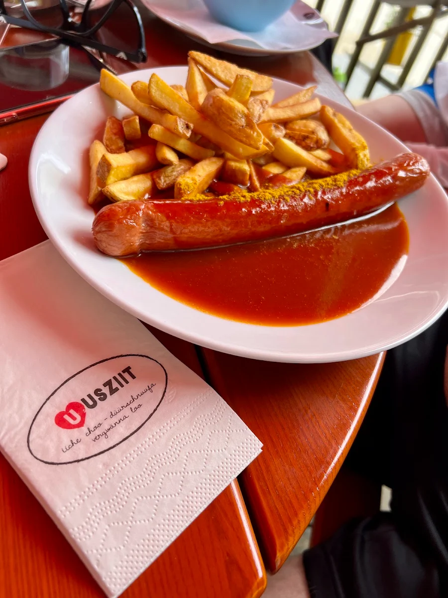 Currywurst Mit Pommes Frites