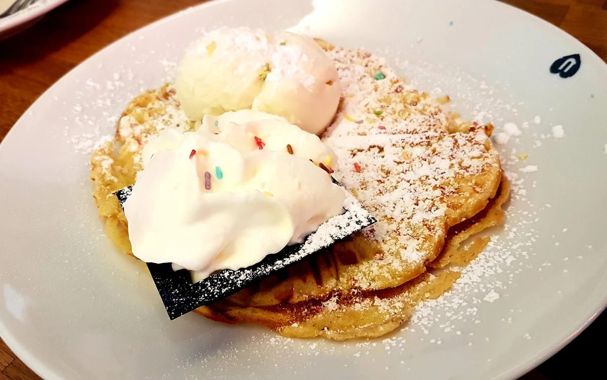 Waffeln Mit Sahne Und Kugel Vanilleeis