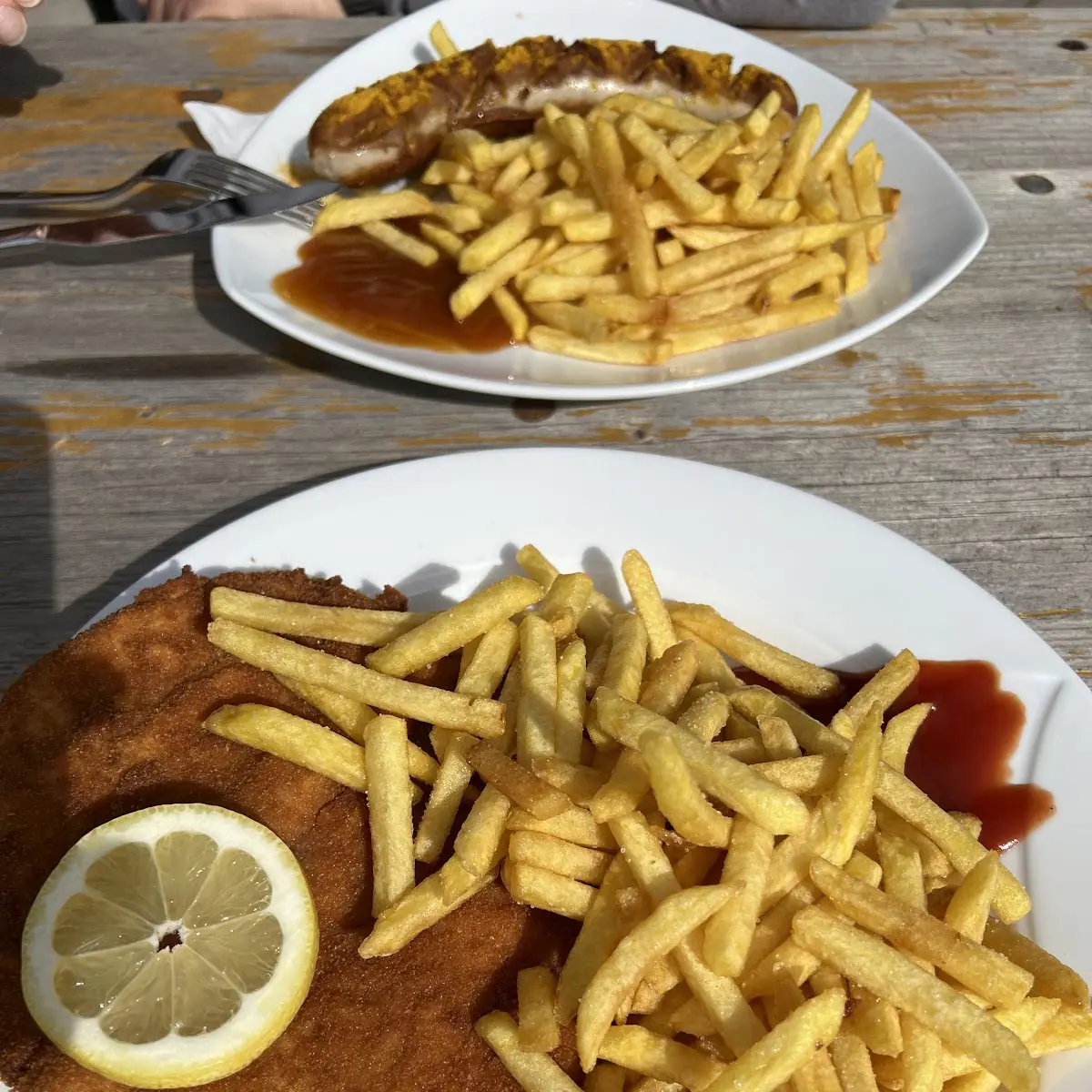 Schnitzel Mit Pommes Und Currywurst Pommes