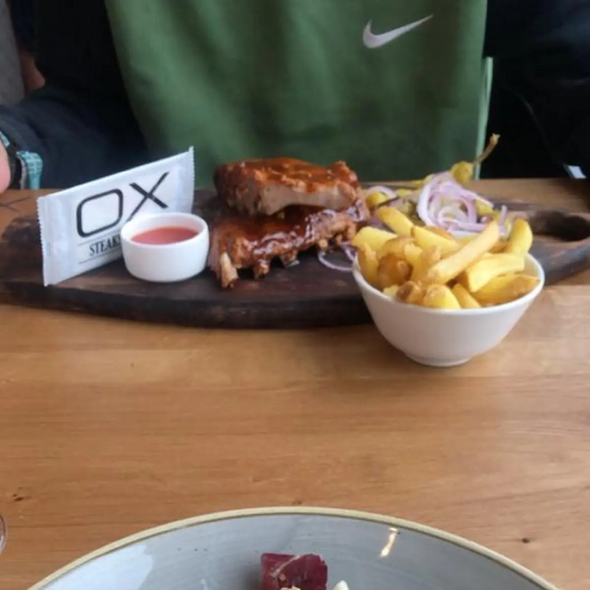 Ceasar Salad Und Spare Ribs