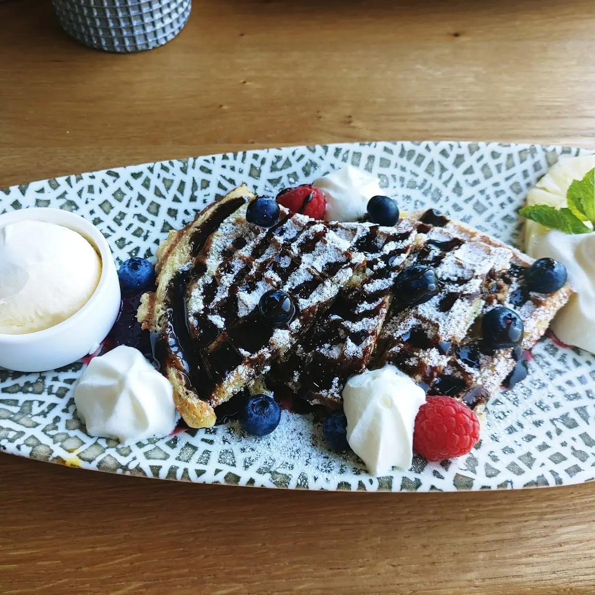 Frische Waffeln Mit Sauerkirschen
