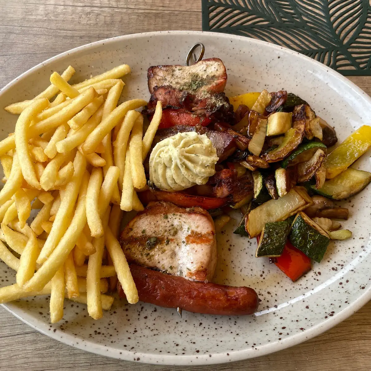 Gebratene Ripperl Mit Barbecuesauce Und Kartoffel Wedges