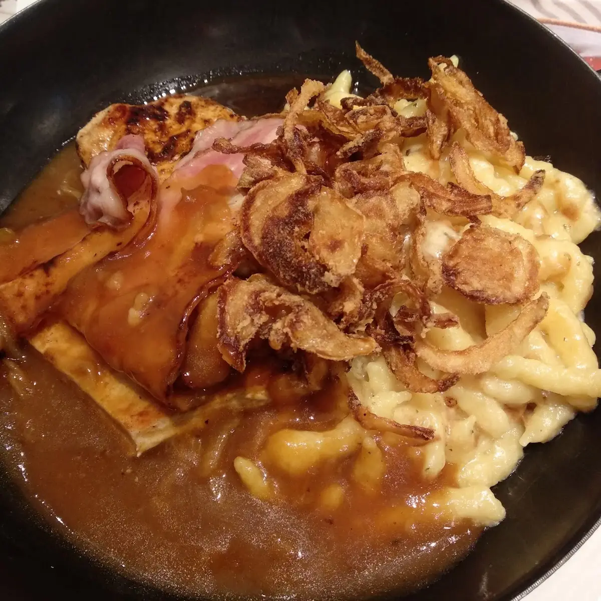 Filet Mit Nockerl Zwiebelsosse Speck Und Röstzwiebel