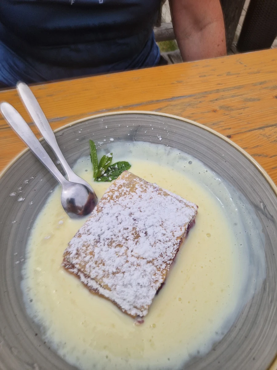 Strudel Mit Vanillesauce