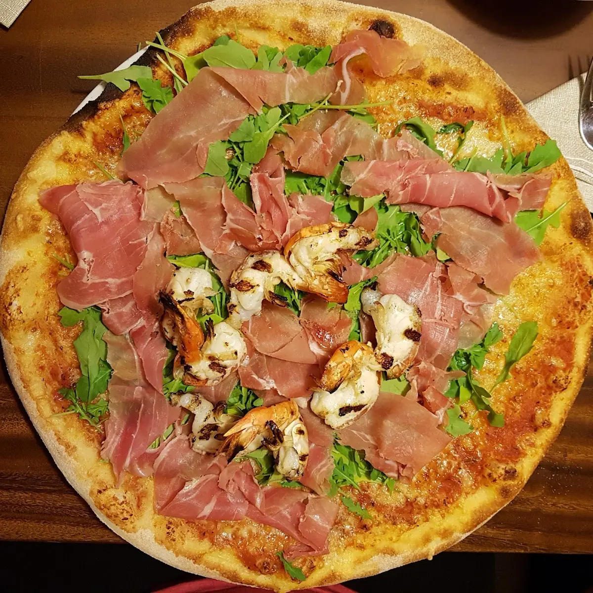 Pizza Mit Prosciutto Et Rucola Salat