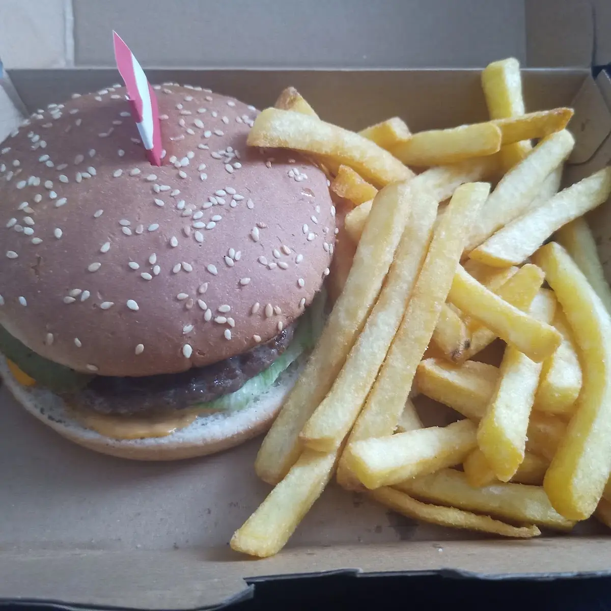 Cheeseburger Mit Pommes, Silo's