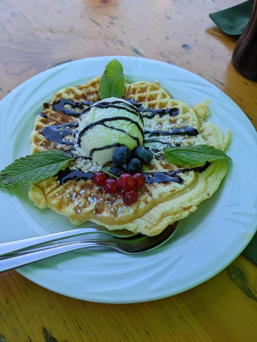 Bergwaffeln Mit Vanilleeis Und Schokosauce