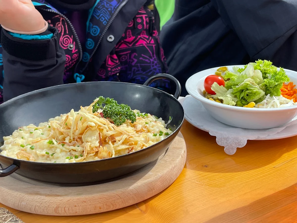 Käsespätzle Und Kleiner Gemischter Salat