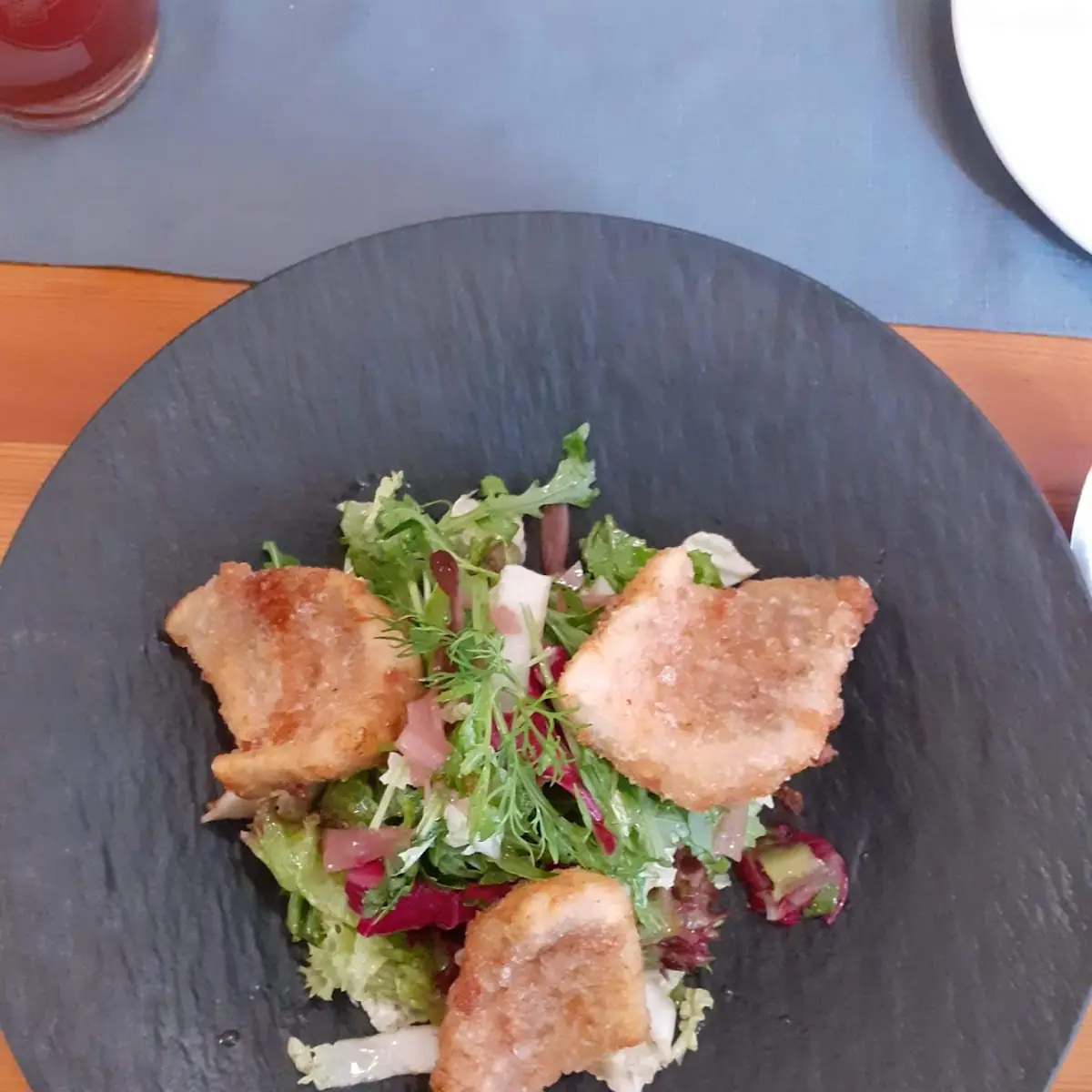 Geb Zander Im Schilcherteig Auf Blattsalat