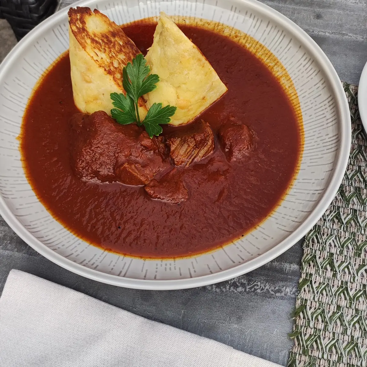 Traditionelles Rindsgulasch