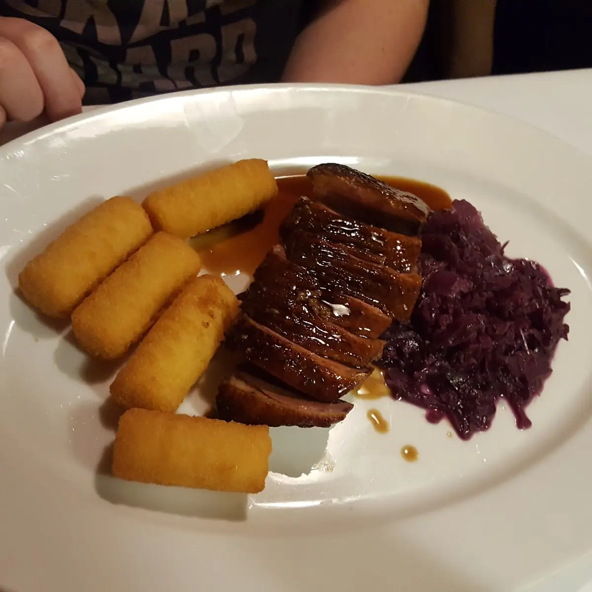 Barbarie-entenbrust Auf Rotkraut Und Kroketten