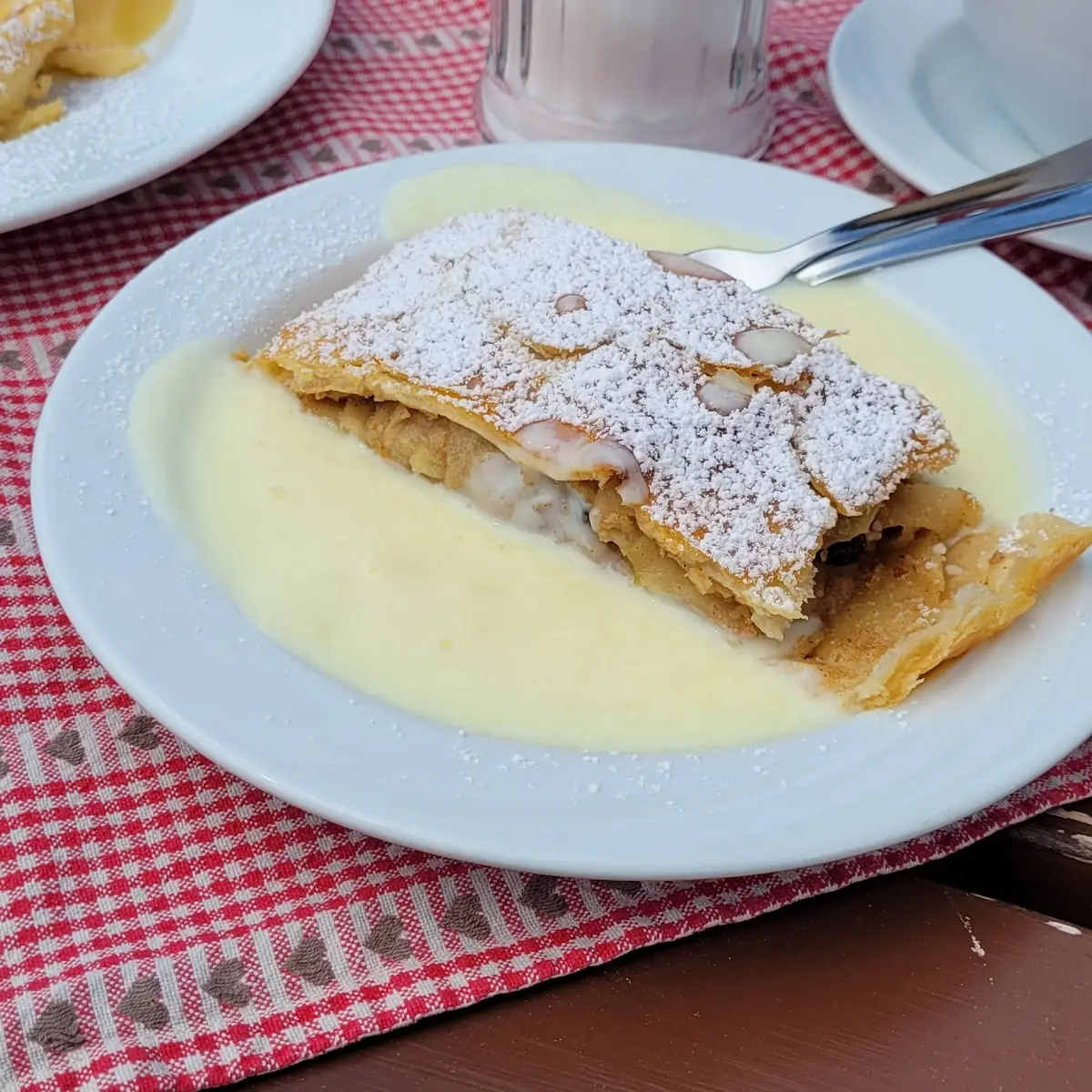 Kaiserschmarren Mit Apfelmus Und Rosinen Mit Rum Flambiert