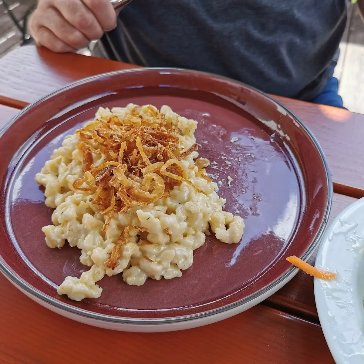 Käsespätzle Mit Röstzwiebel Und Gemischtem Salat