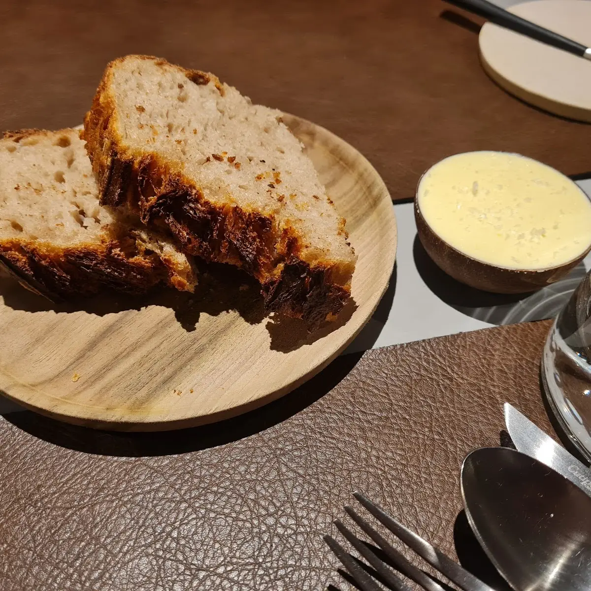Sauerteigbrot Mit Geräucherter Salzbutter