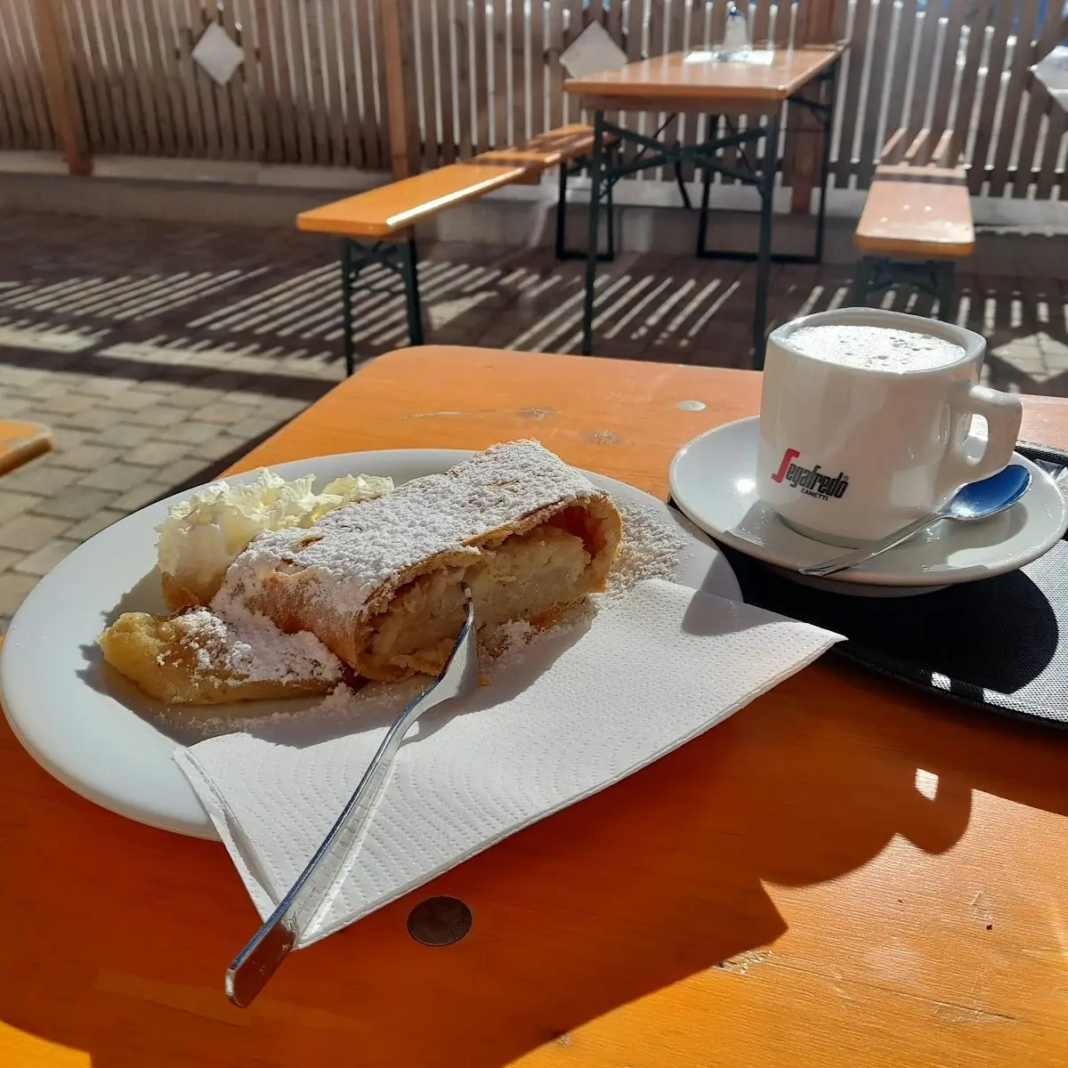 Apfel Strudel Mit Schlag Und Cappuccino