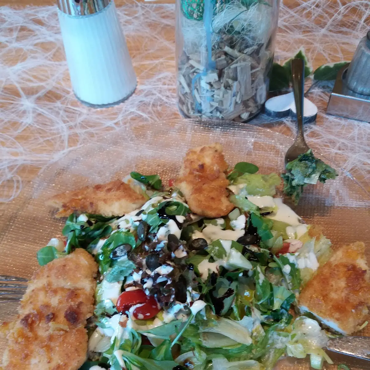 Hühnerstreifen Auf Gemischten Salat