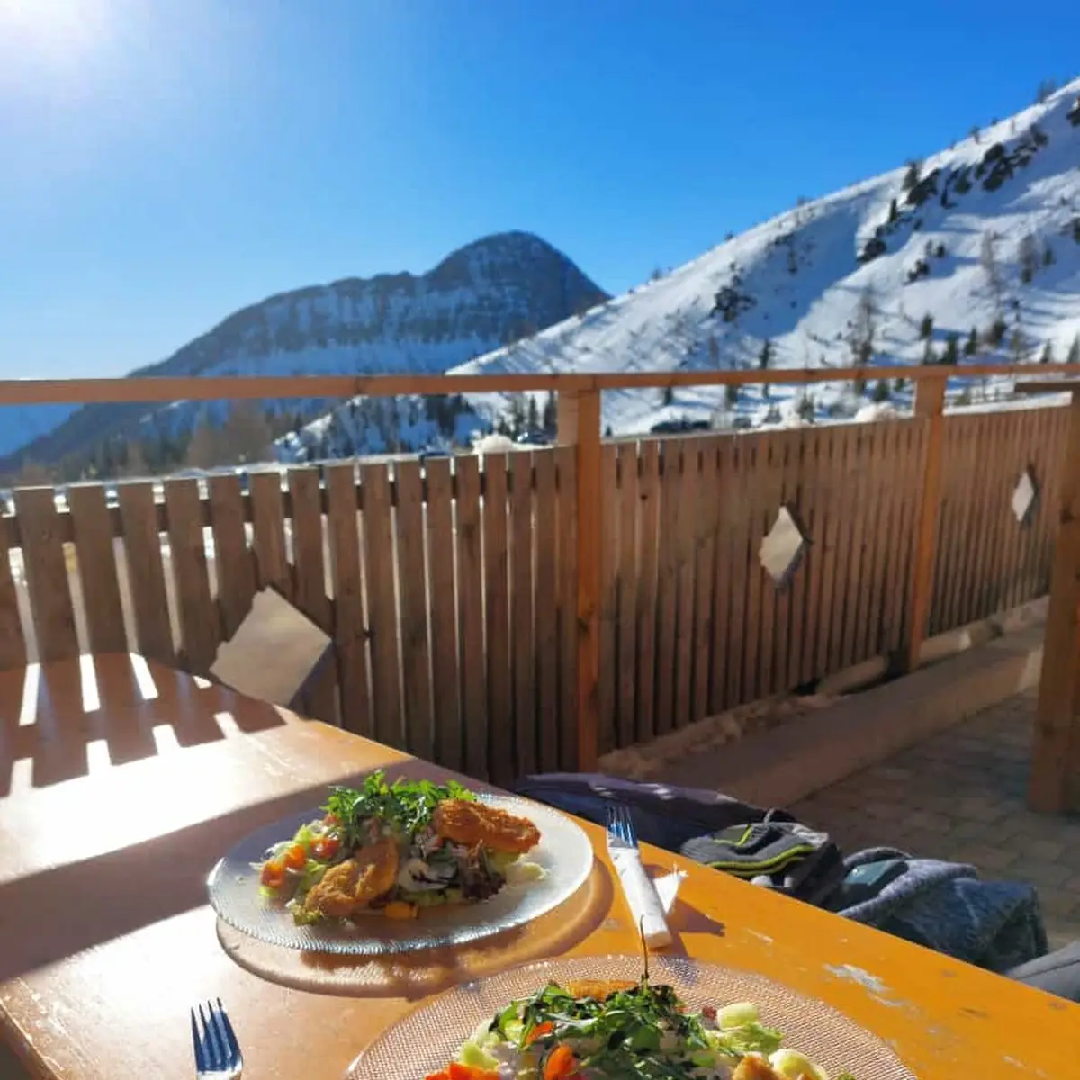 Salatteller Mit Hühnerfilet In Cornflakeskruste