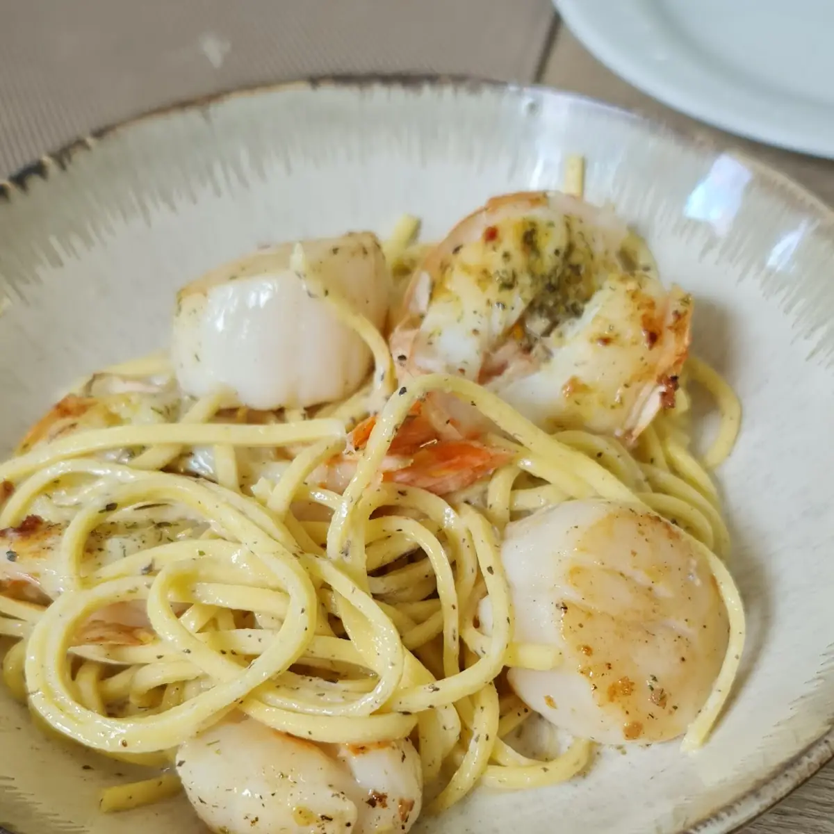 Trüffelpasta Mit Garnelen Und Jakobsmuscheln