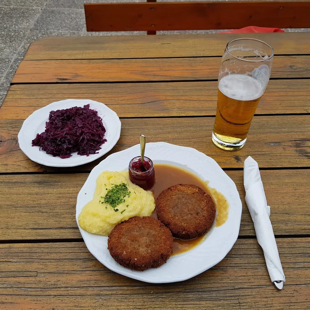 Faschierte Laibchen Vom Hirsch Mit Kartoffelpüree Und Blaukraut