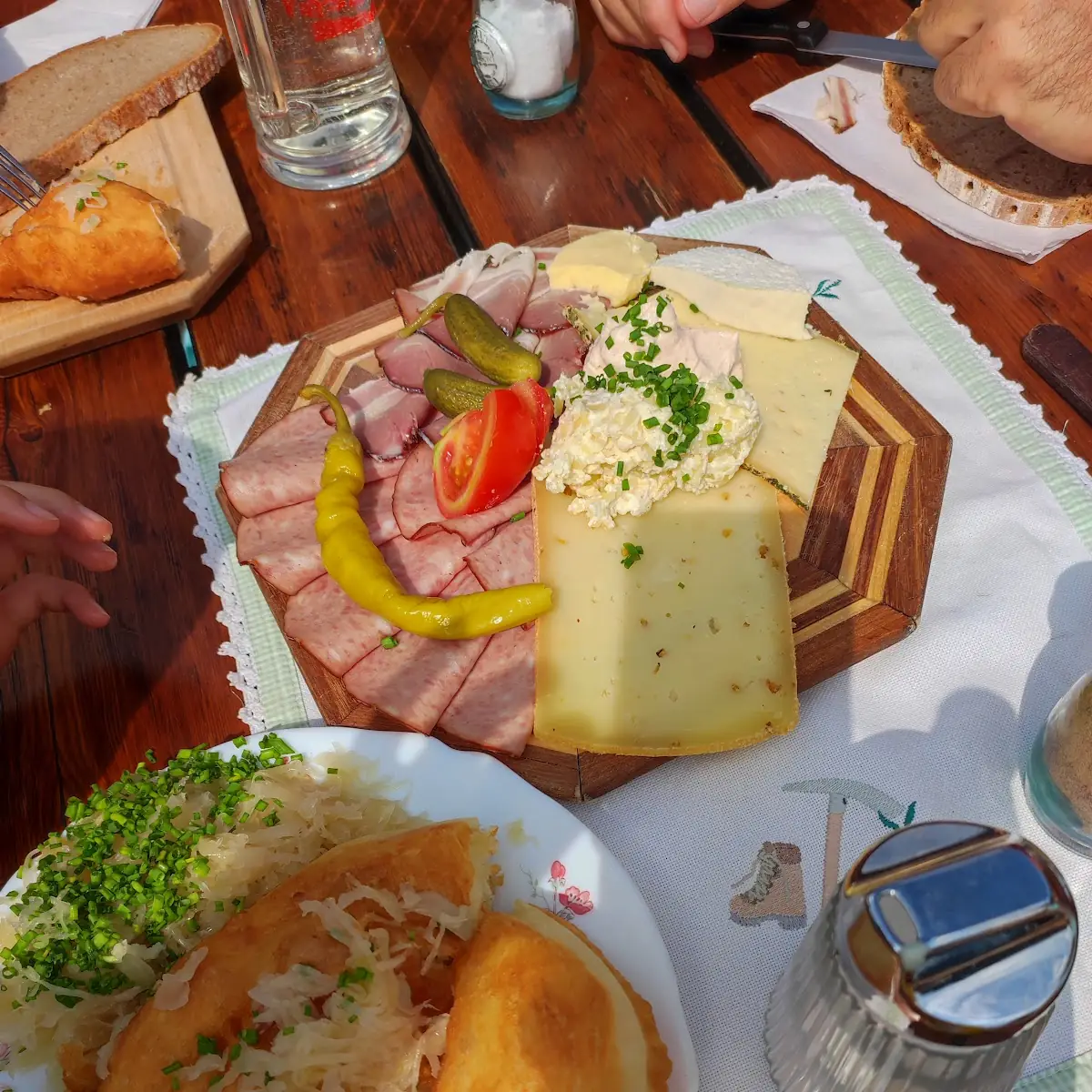 Brettljause Und Bauernkrapfen Mit Sauerkraut