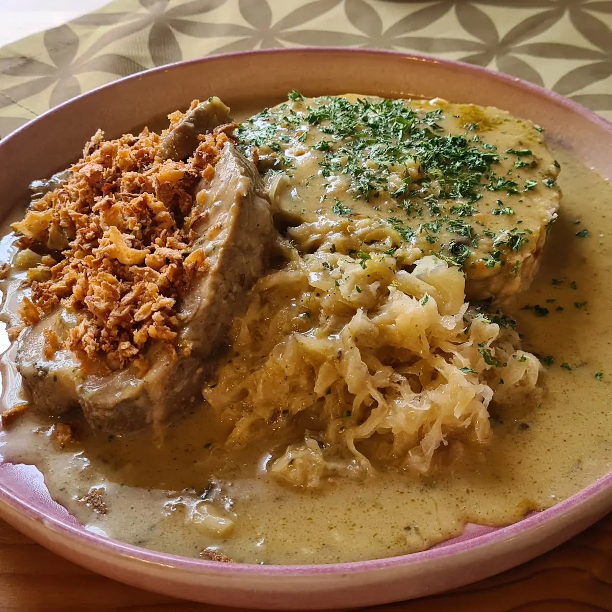 Schweinebraten Mit Röstzwiebel Hausgemachtem Sauerkraut Und Serviettenknödel