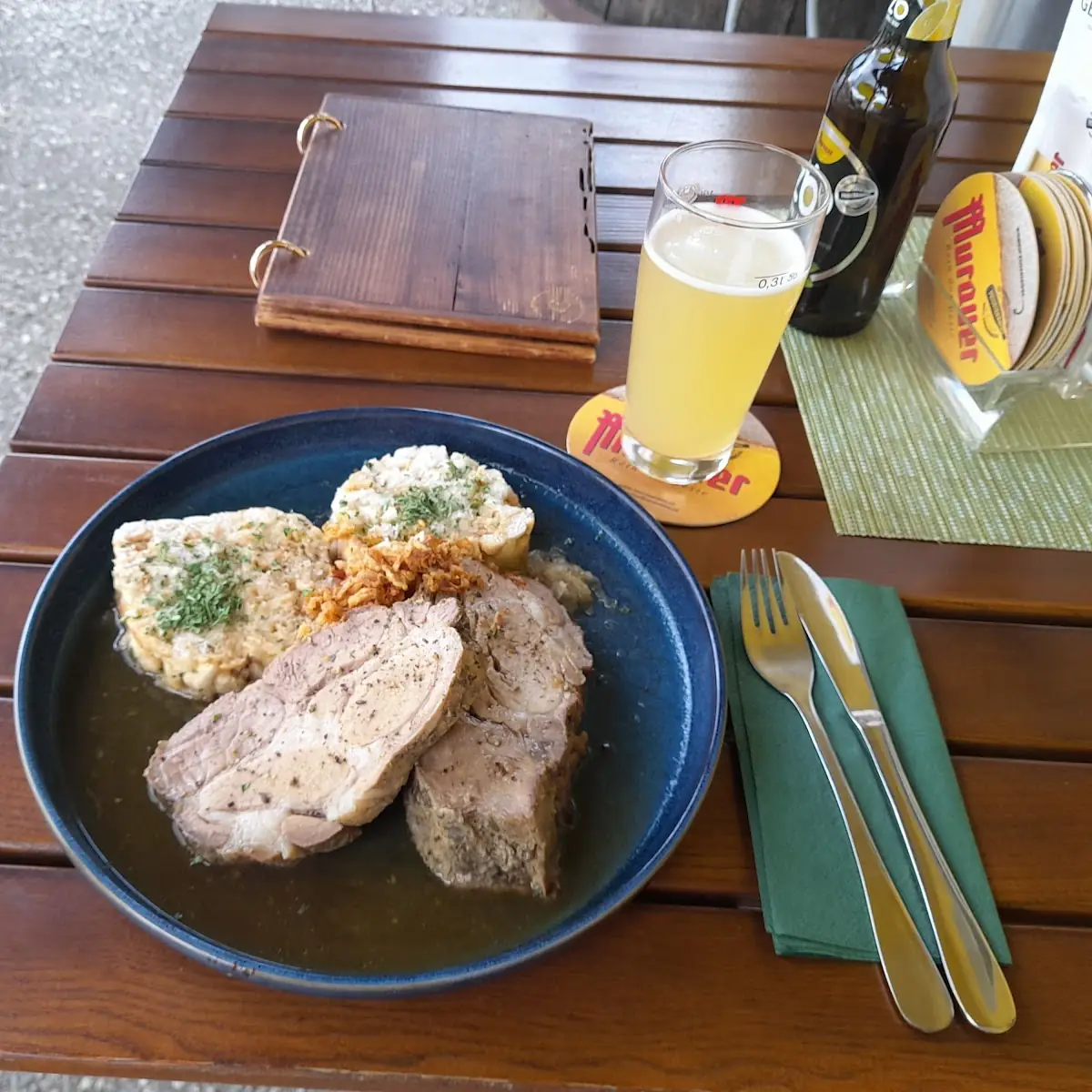 Schweinsbraten Mit Sauerkraut Und Knödel Schopf