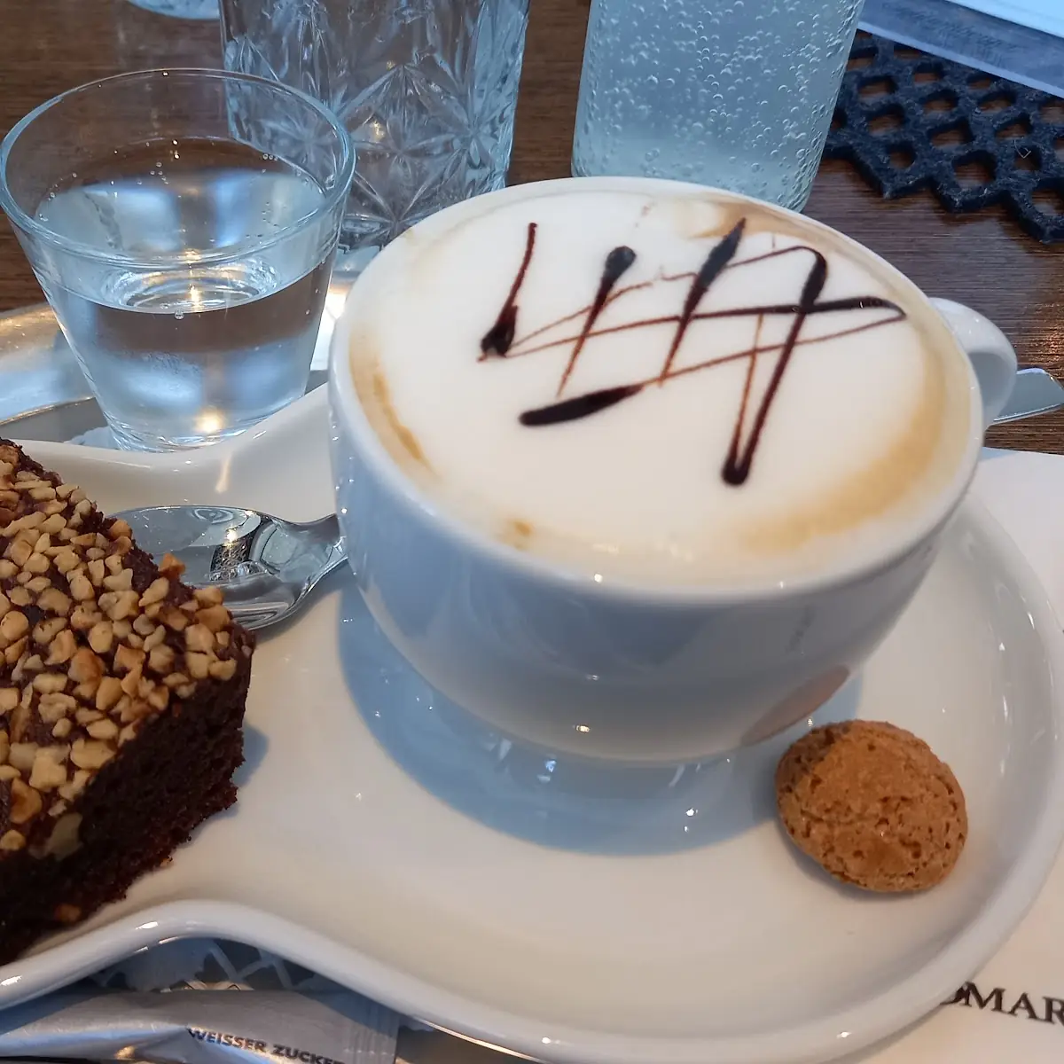 Großer Cappuccino Mit Brownie