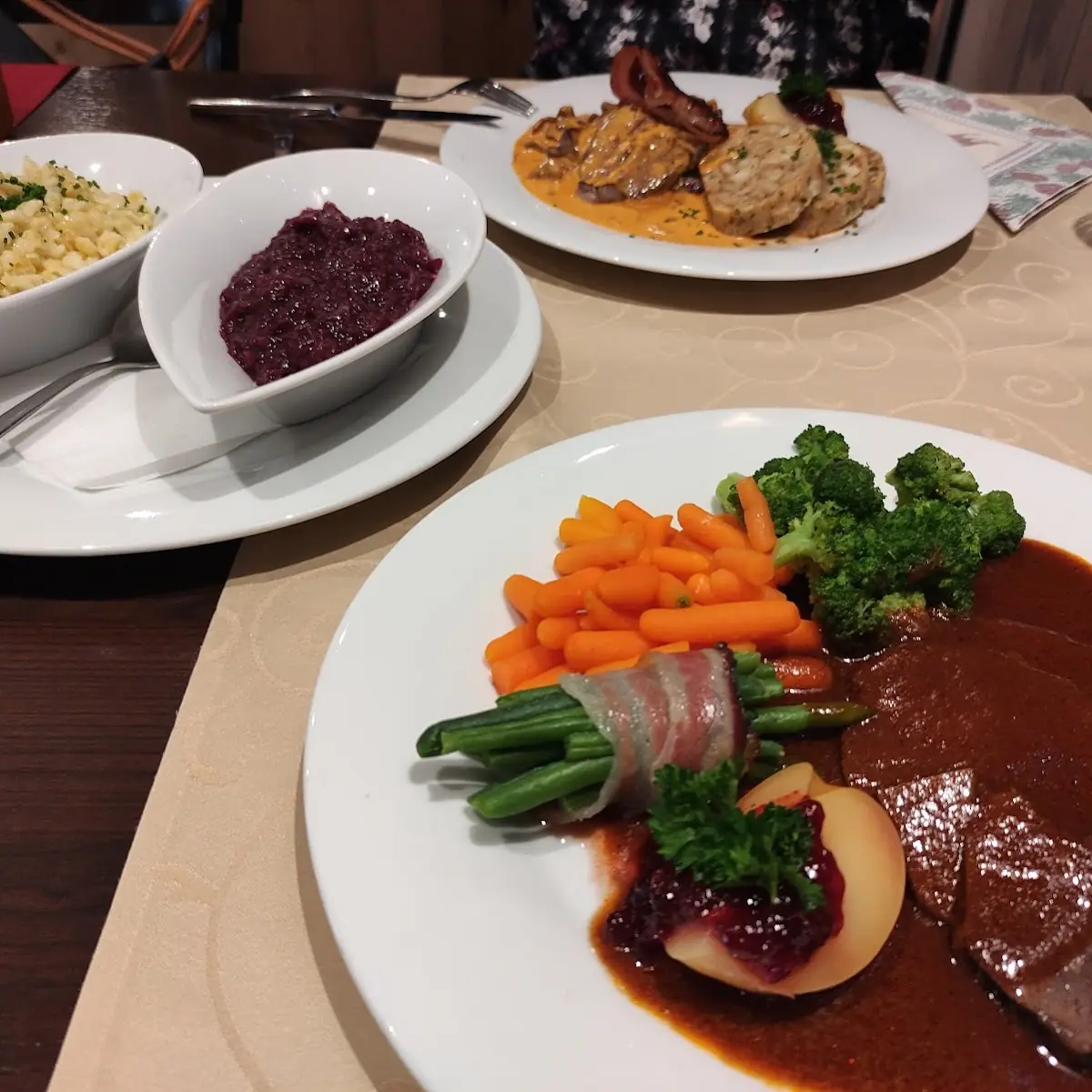 Gamsbraten Mit Buttetspätzle Gemüseboquet Und Preiselbeerapfel
