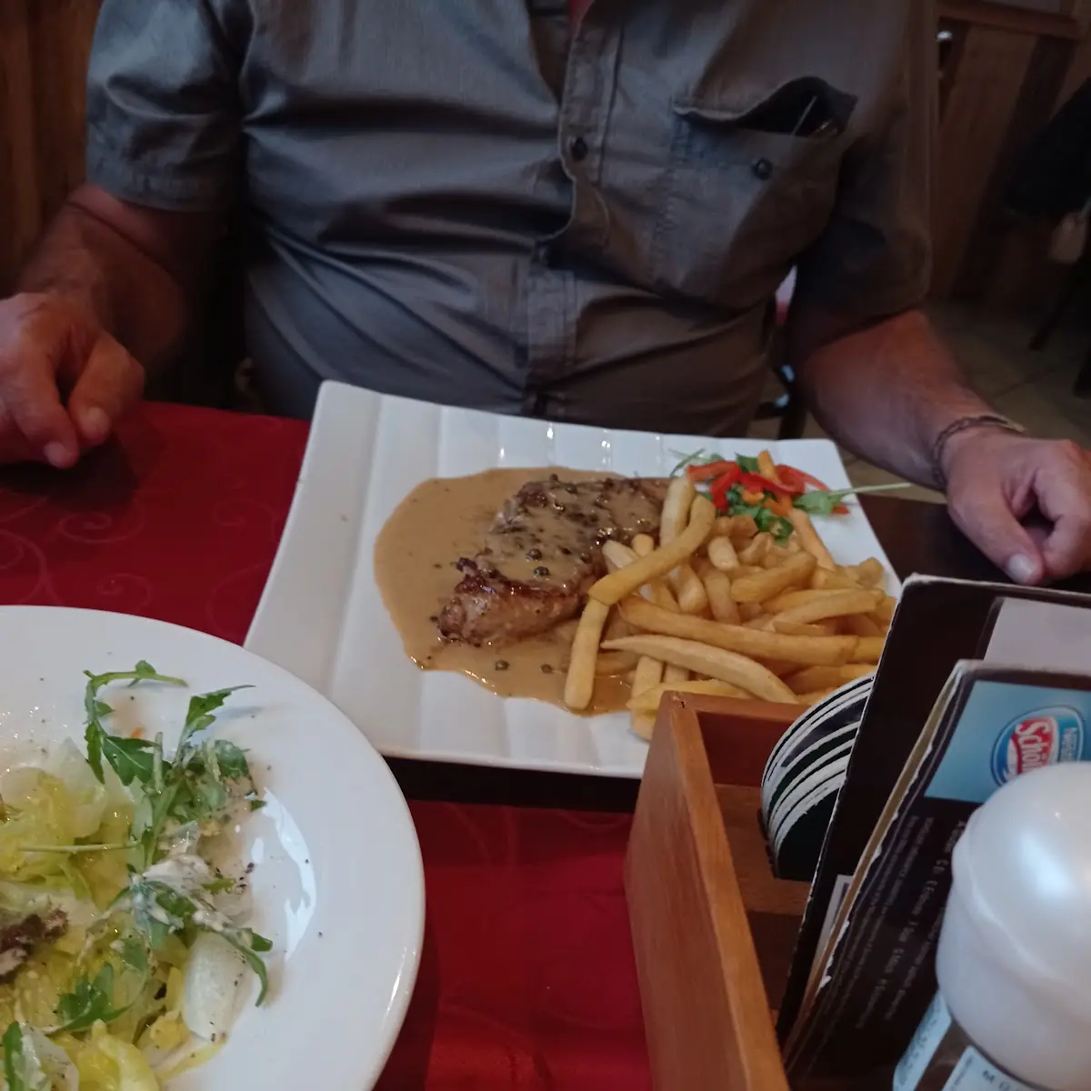 Schweinenacken Steak Mit Pfeffersauce Und Pommes