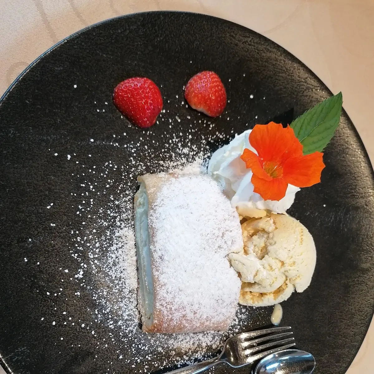 Topfenstrudel Mit Vanille-eis