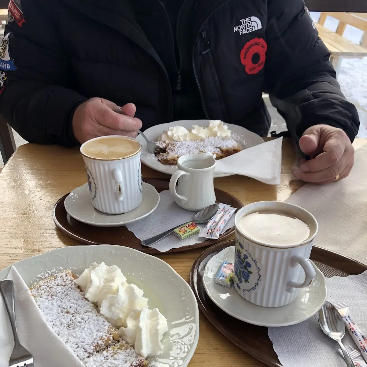 Apfelstrudel Und Cappuccino