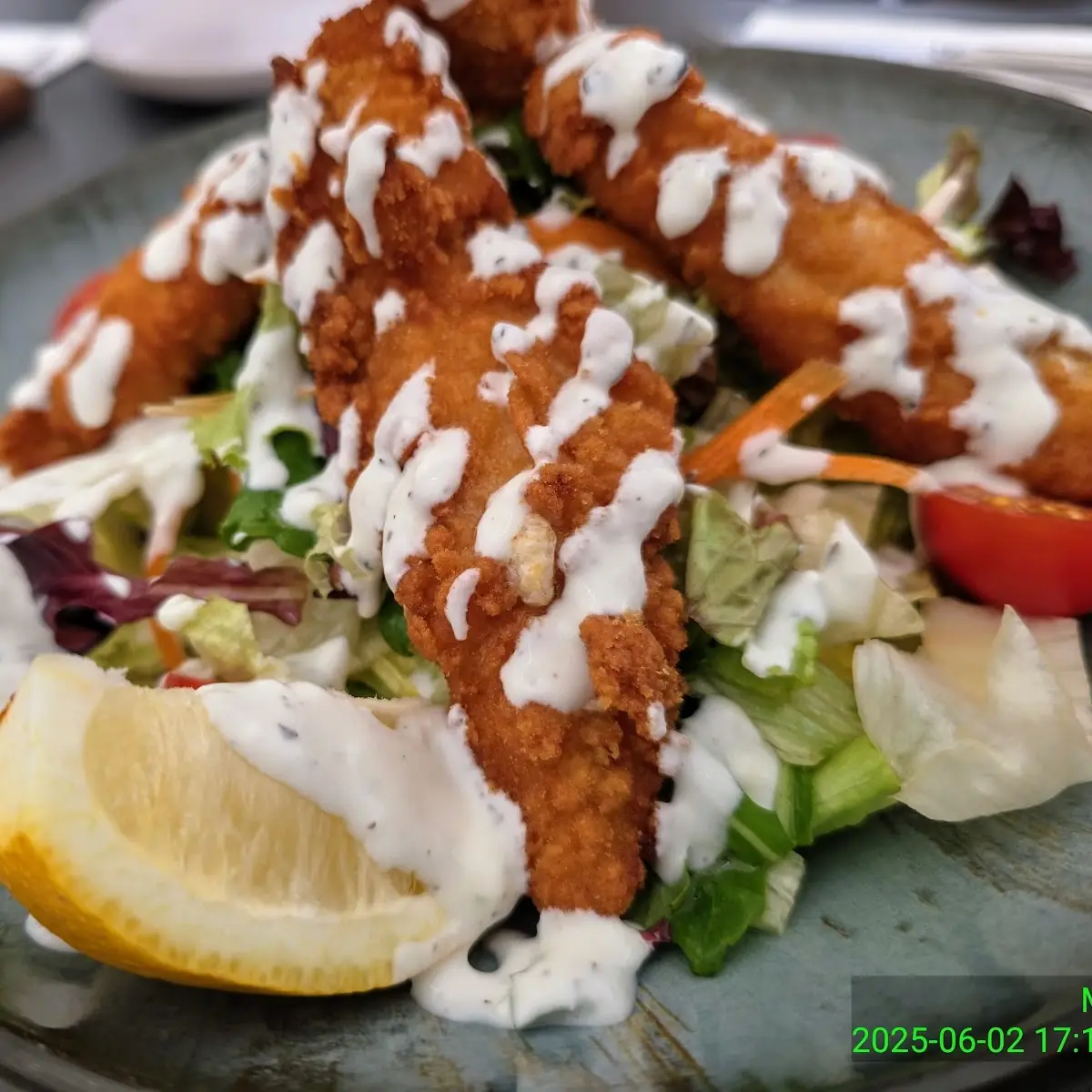 Gebackenes Hühnerfilet Auf Salat