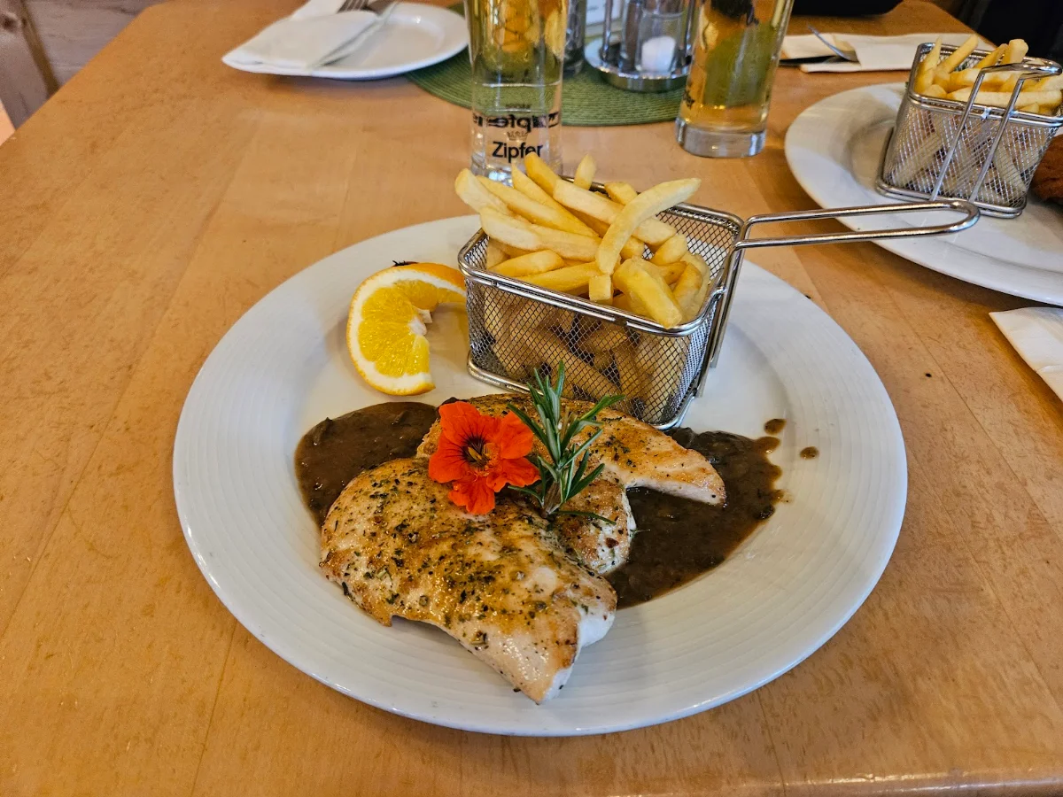 Gegrillte Hähnchenbrust Mit Pilzsauce Und Pommes