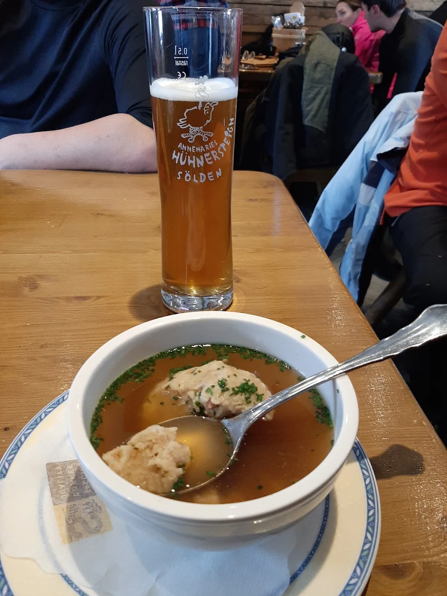 Tiroler Speckknödelsuppe Und Ein Großes Weißbier