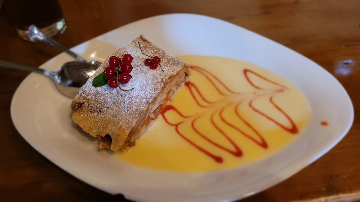 Warmer Apfelstrudel Mit Vanilleeis