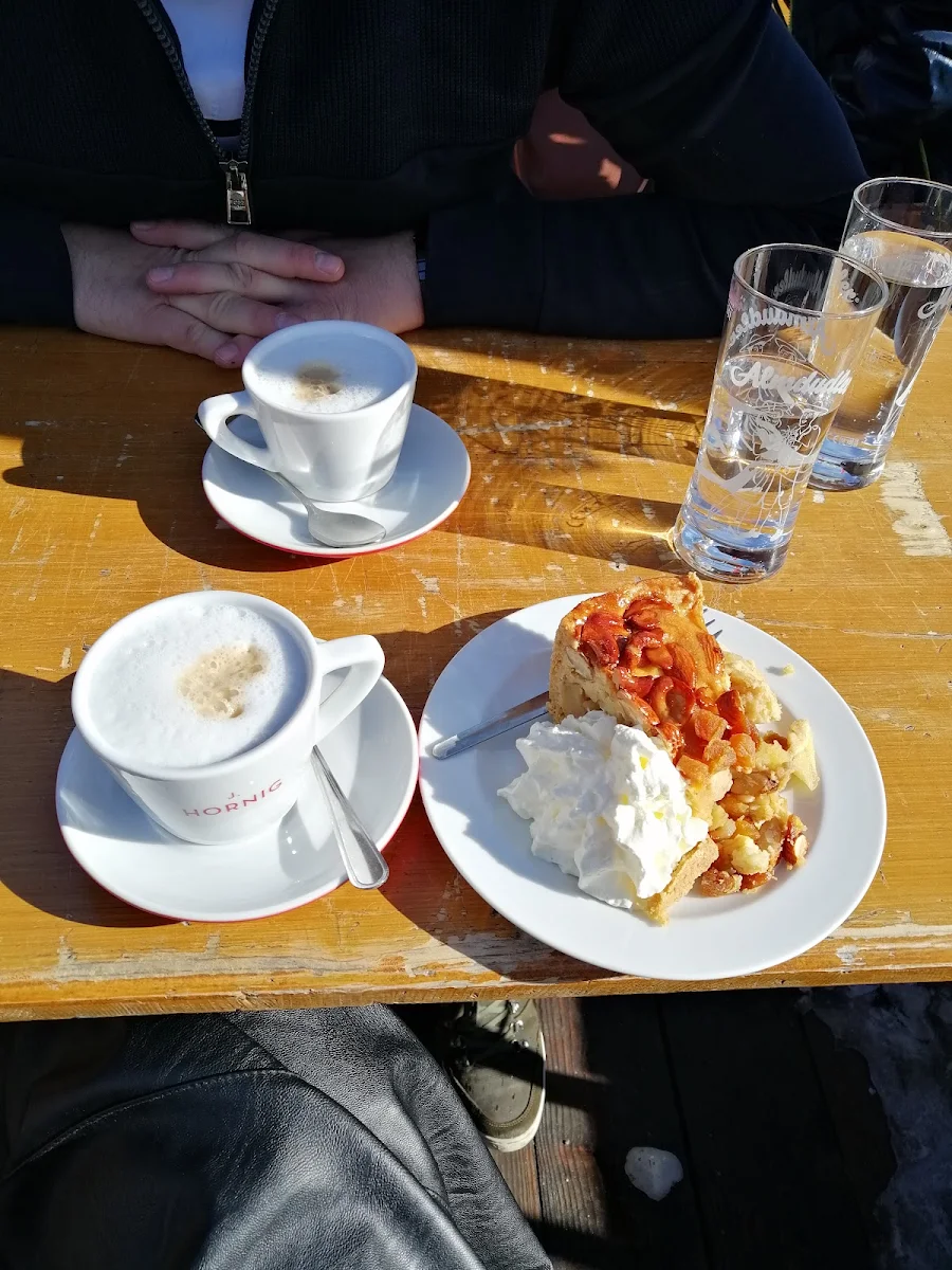 Cappuccino Mit Apfelkuchen Und Sahne