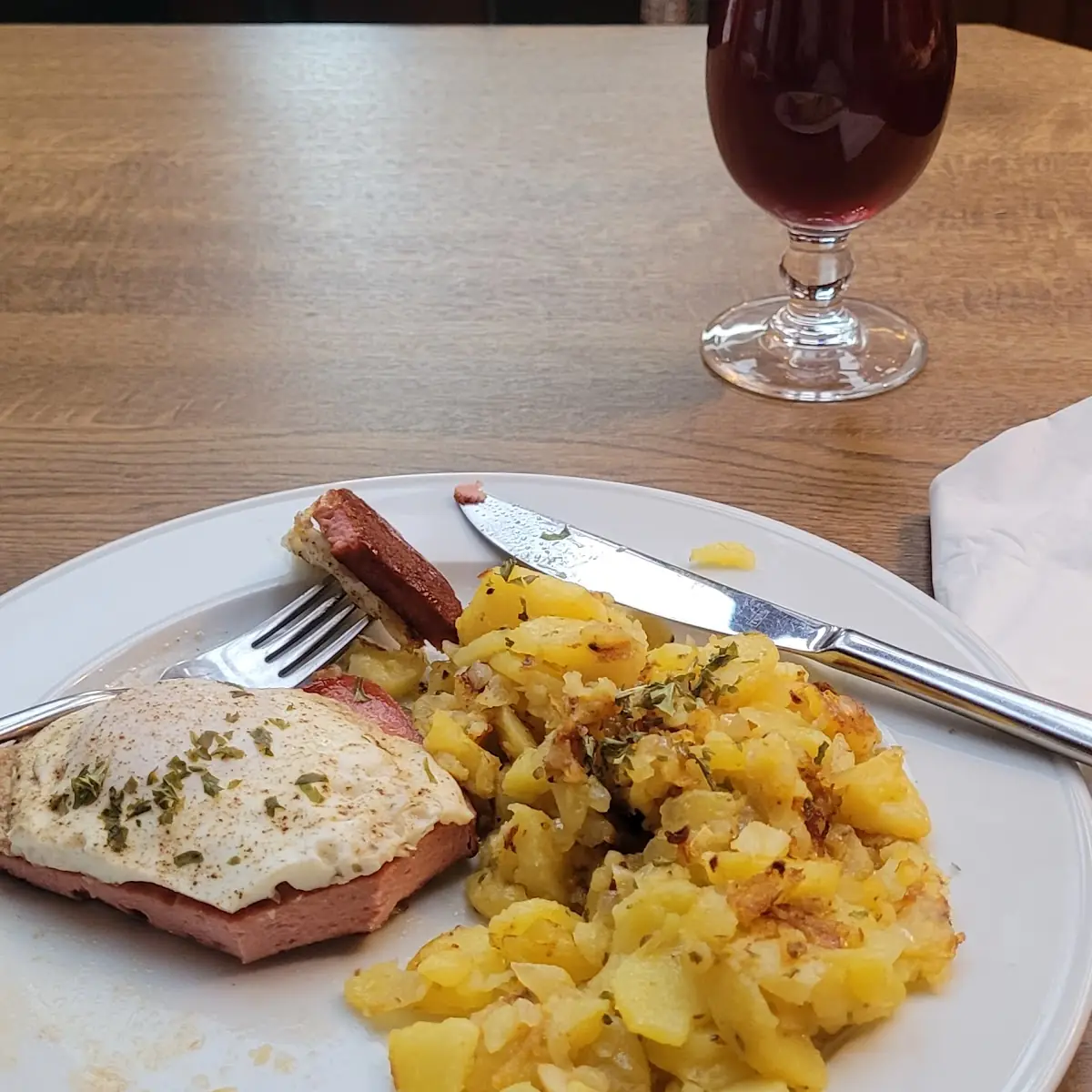 Leberkäse Mit Ei Und Bratkartoffeln