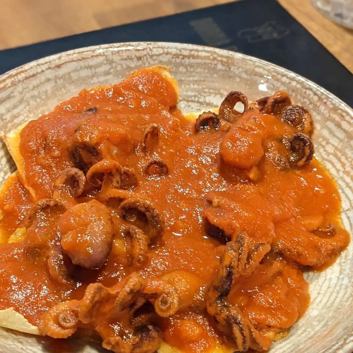 Oktopus In Tomatensoße