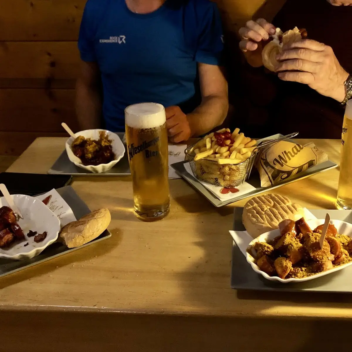 Currywurst Sehr Scharf Schnitzlsemmel Käsekrainer
