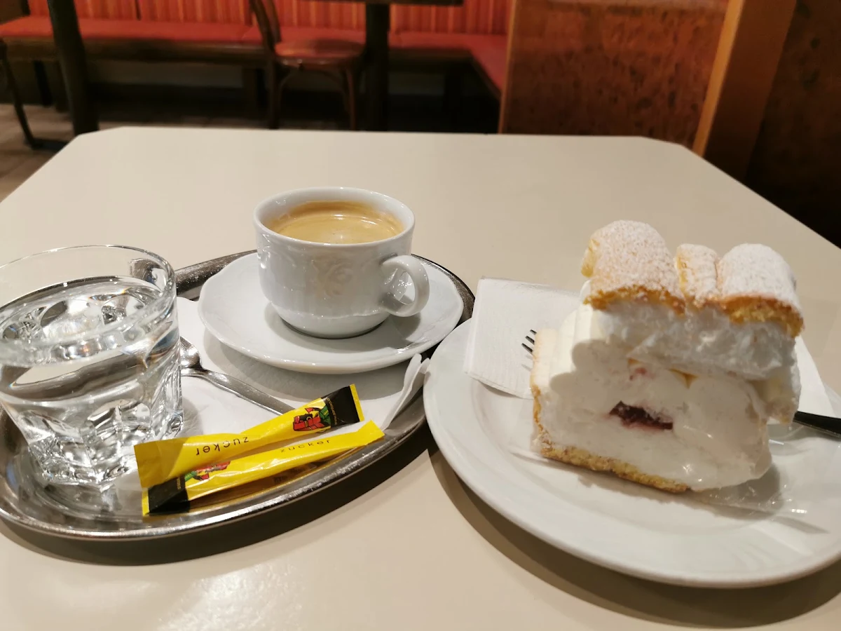 Kardinalschnitte Mit Verlängertem Mokka
