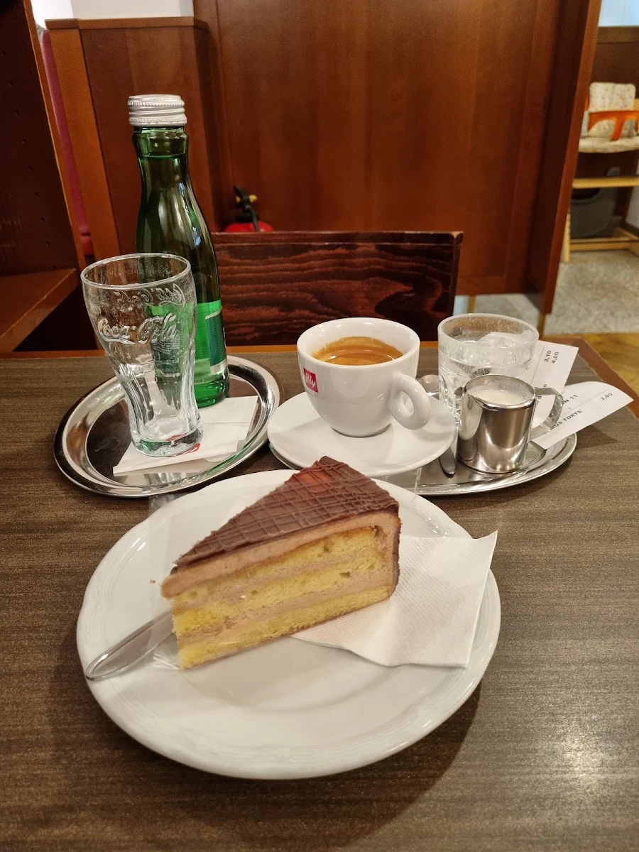 Schoko-mandeltorte Und Grosser Brauner