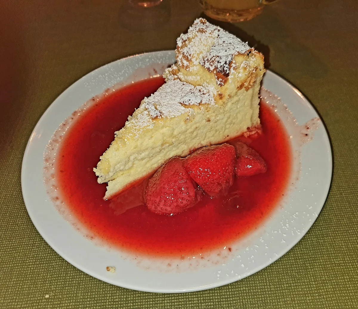Warme Topfentorte Mit Warmen Erdbeeren Und Erdbeersauce
