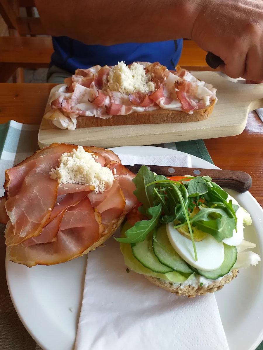 Gefülltes Sonnenblumenlaibchen Und Speckbrot