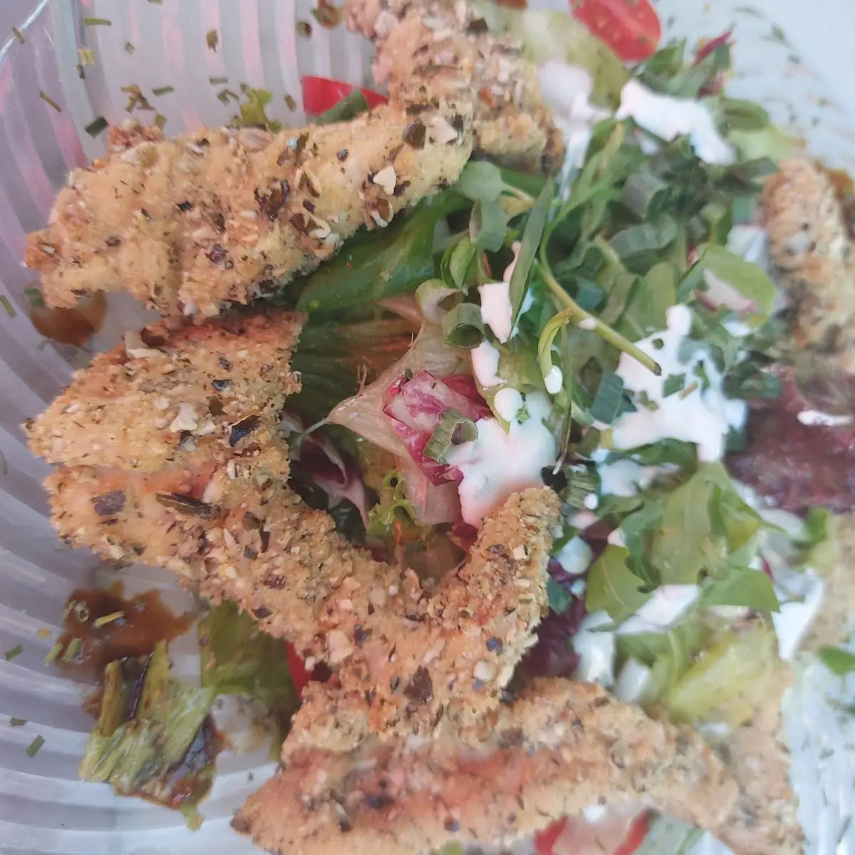 Bunter Sommersalat Mit Gebackenen Hühnerstreifen