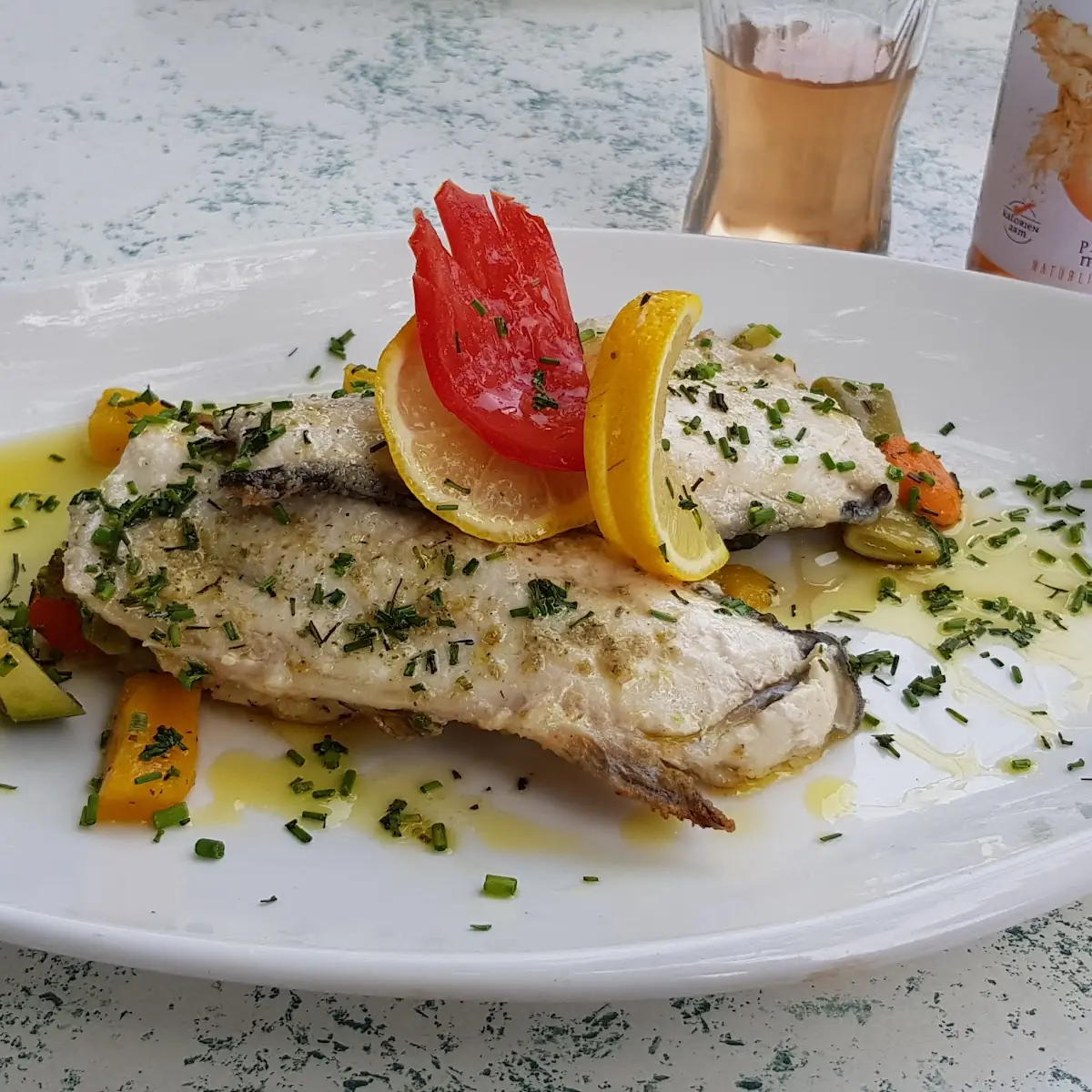 Saibling Mit Gemüse Und Kartoffeln