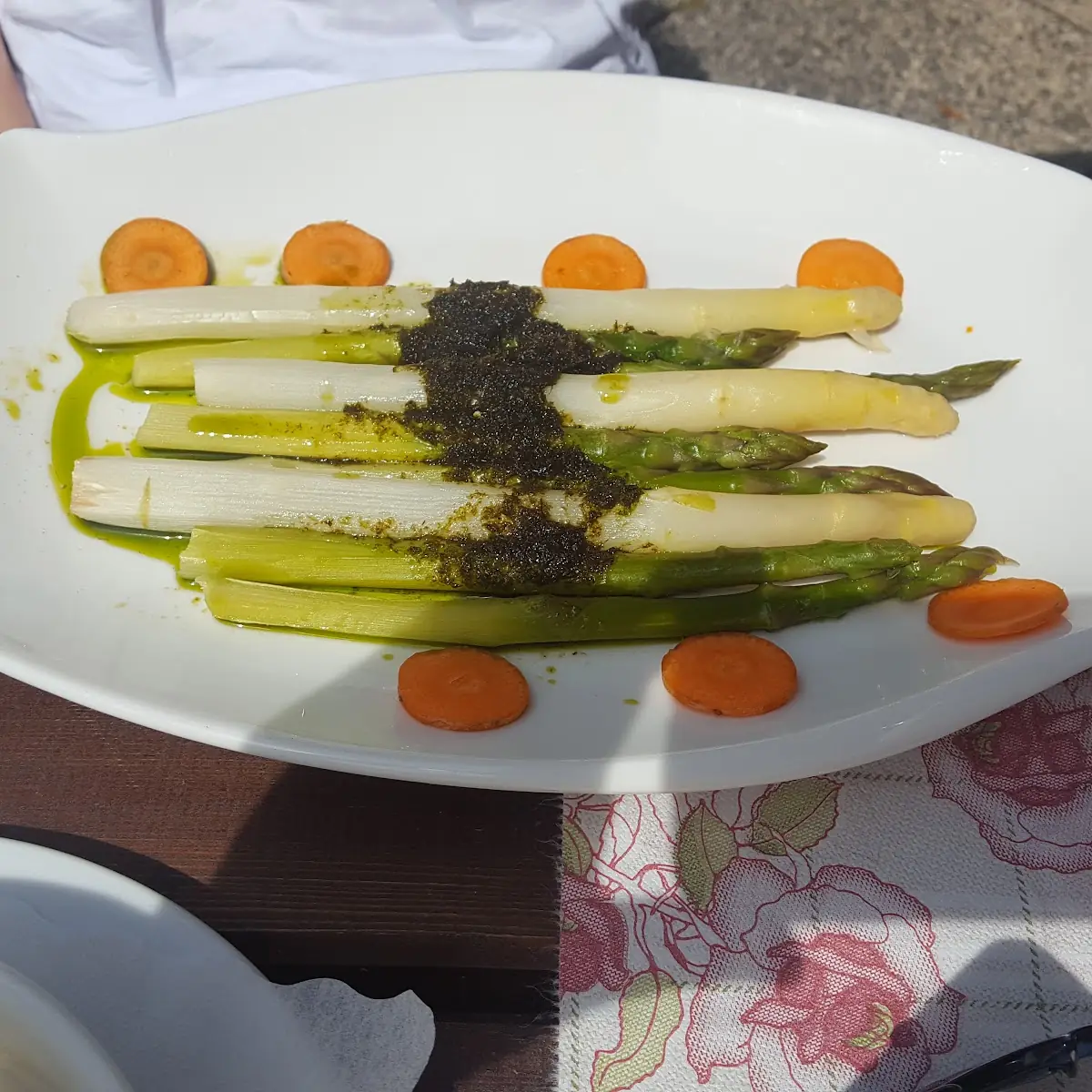 Zweierlei Spargel In Bärlauchbutter Mit Sesamkartoffeln