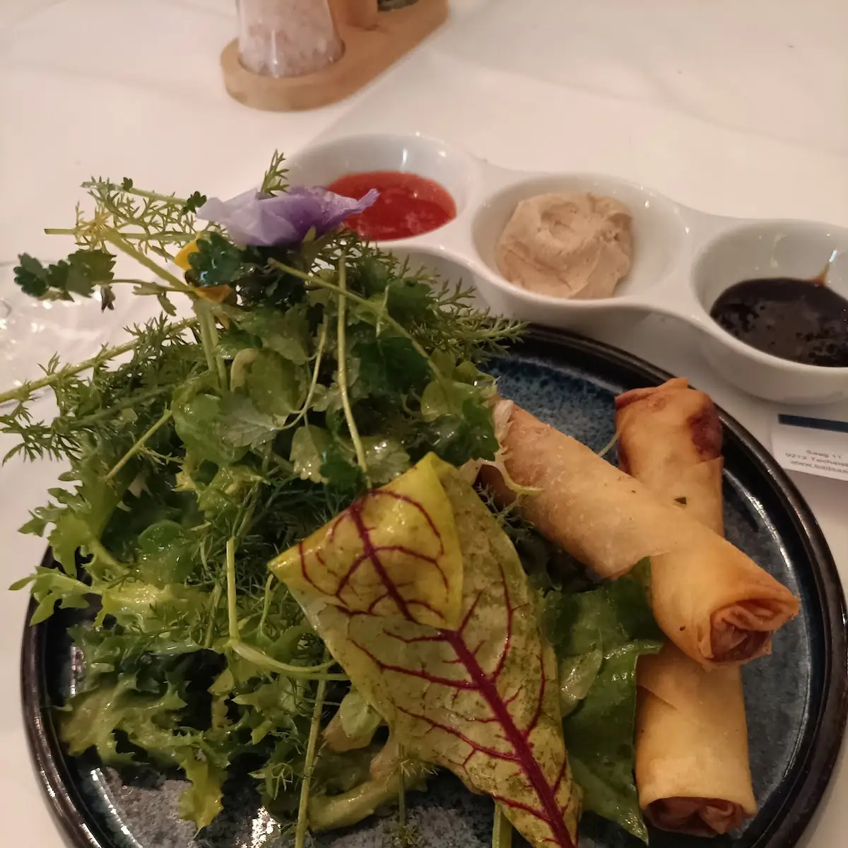 Knusprige Kaiserrolle Mit Wildkräuter Salat